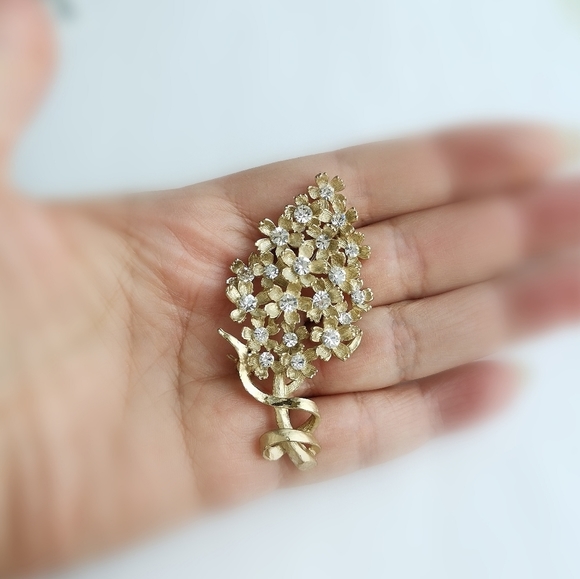Vintage Lilac blossom flower brooch pin in crystal gold tone - Picture 3 of 5
